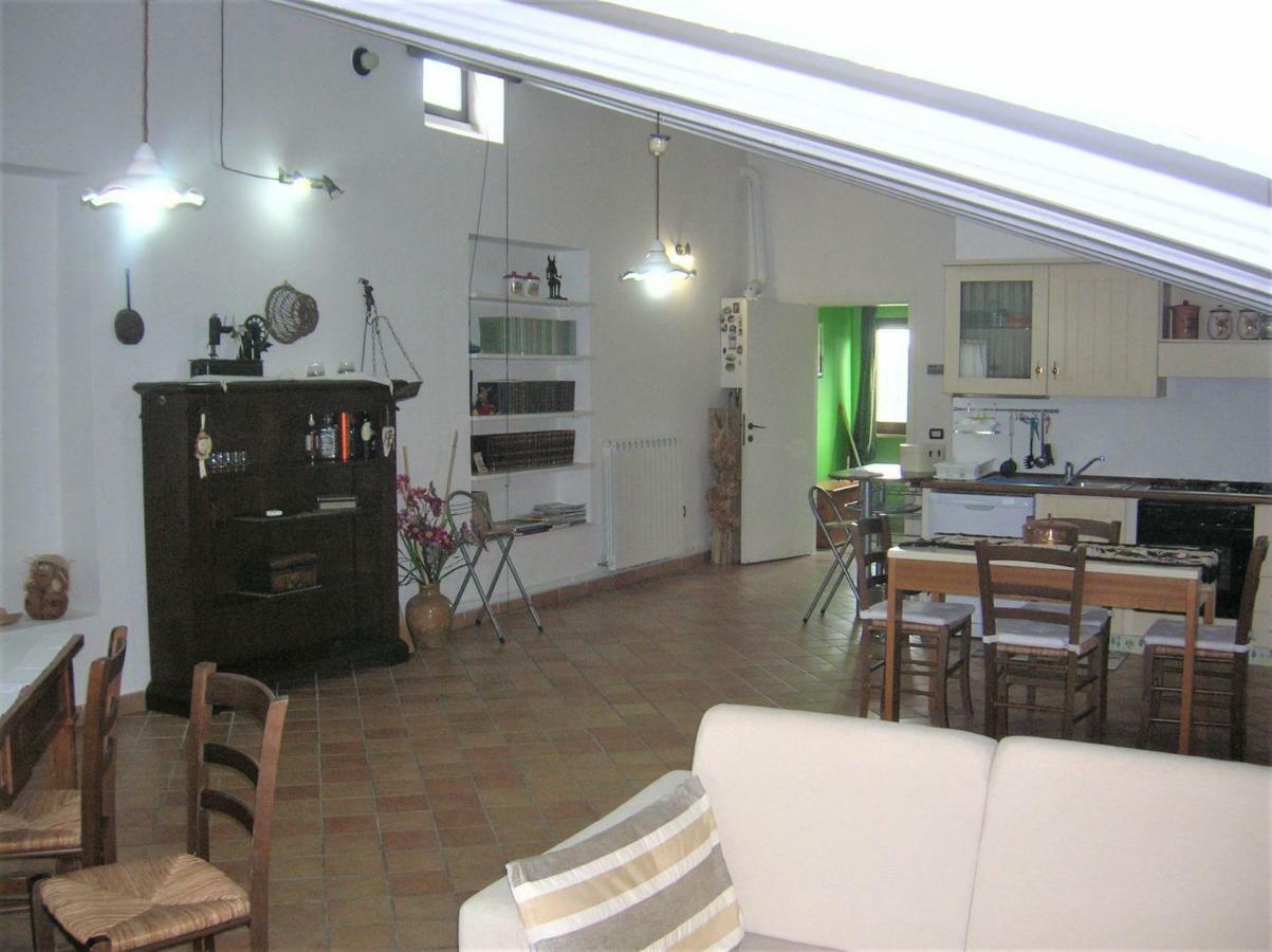 Mansarda Viti - Sguardo Su Frontone - Apartment Luaran gambar