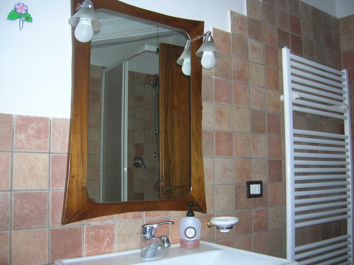 Mansarda Viti - Sguardo Su Frontone - Apartment Luaran gambar
