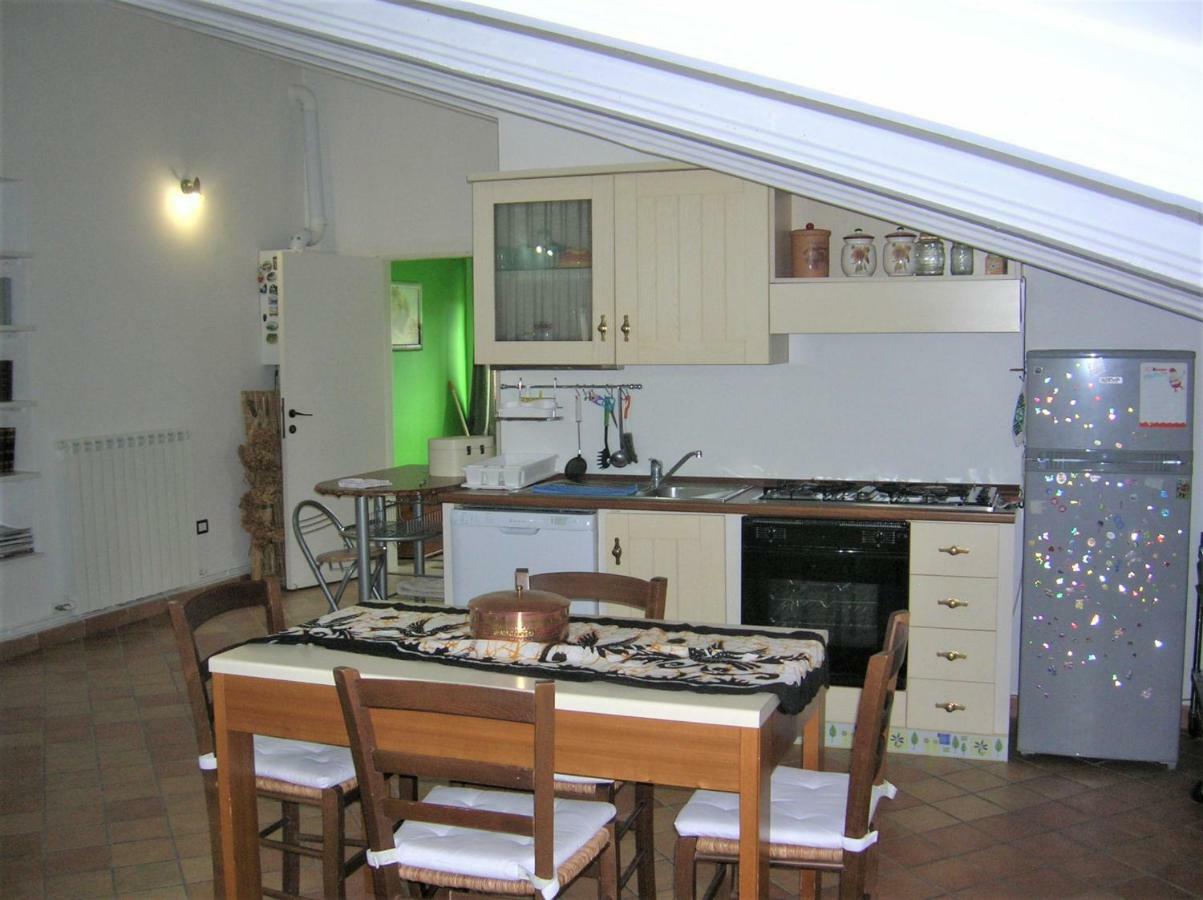 Mansarda Viti - Sguardo Su Frontone - Apartment Luaran gambar