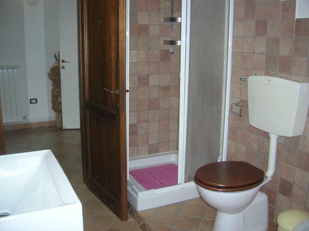 Mansarda Viti - Sguardo Su Frontone - Apartment Luaran gambar