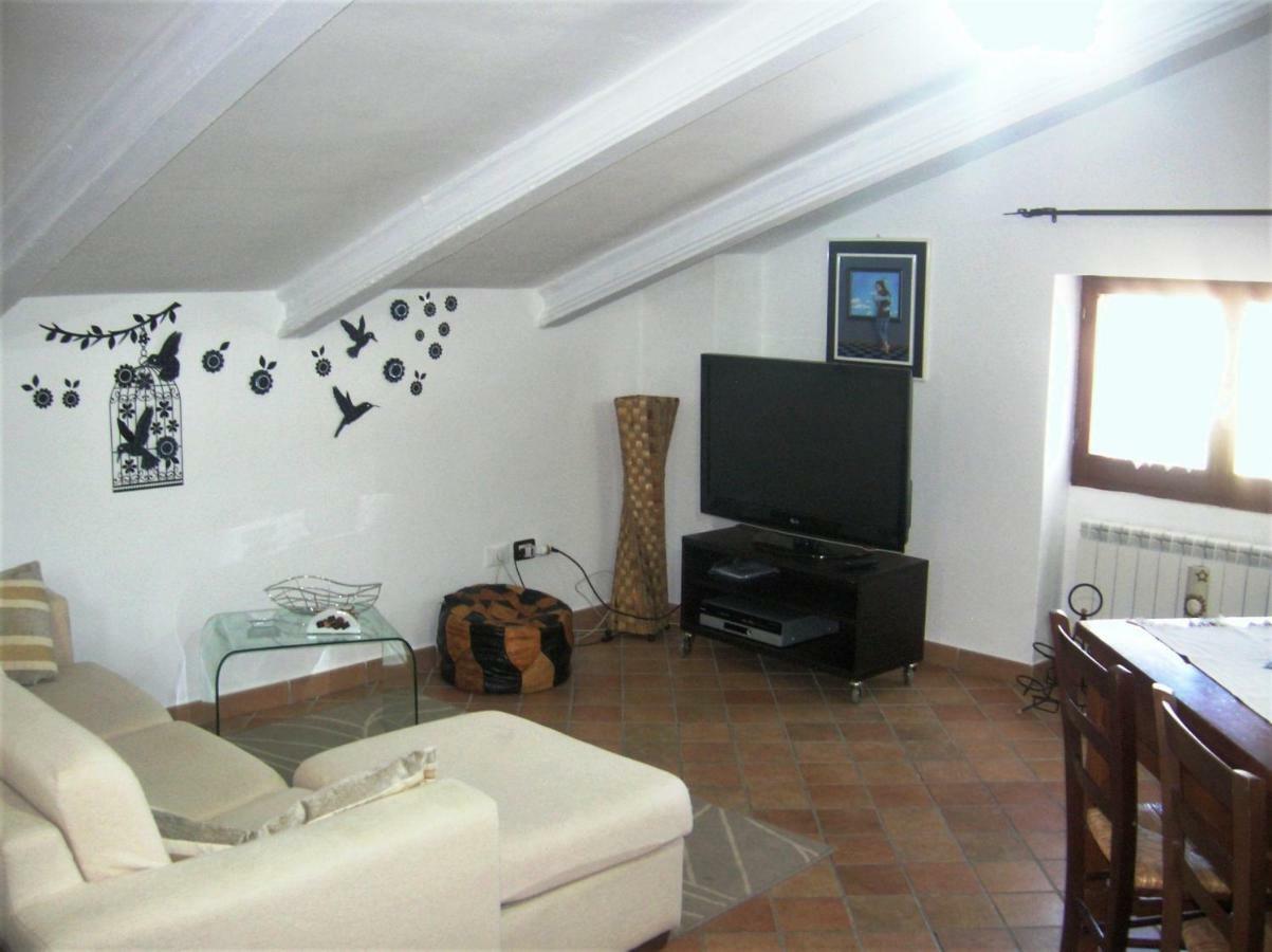 Mansarda Viti - Sguardo Su Frontone - Apartment Luaran gambar